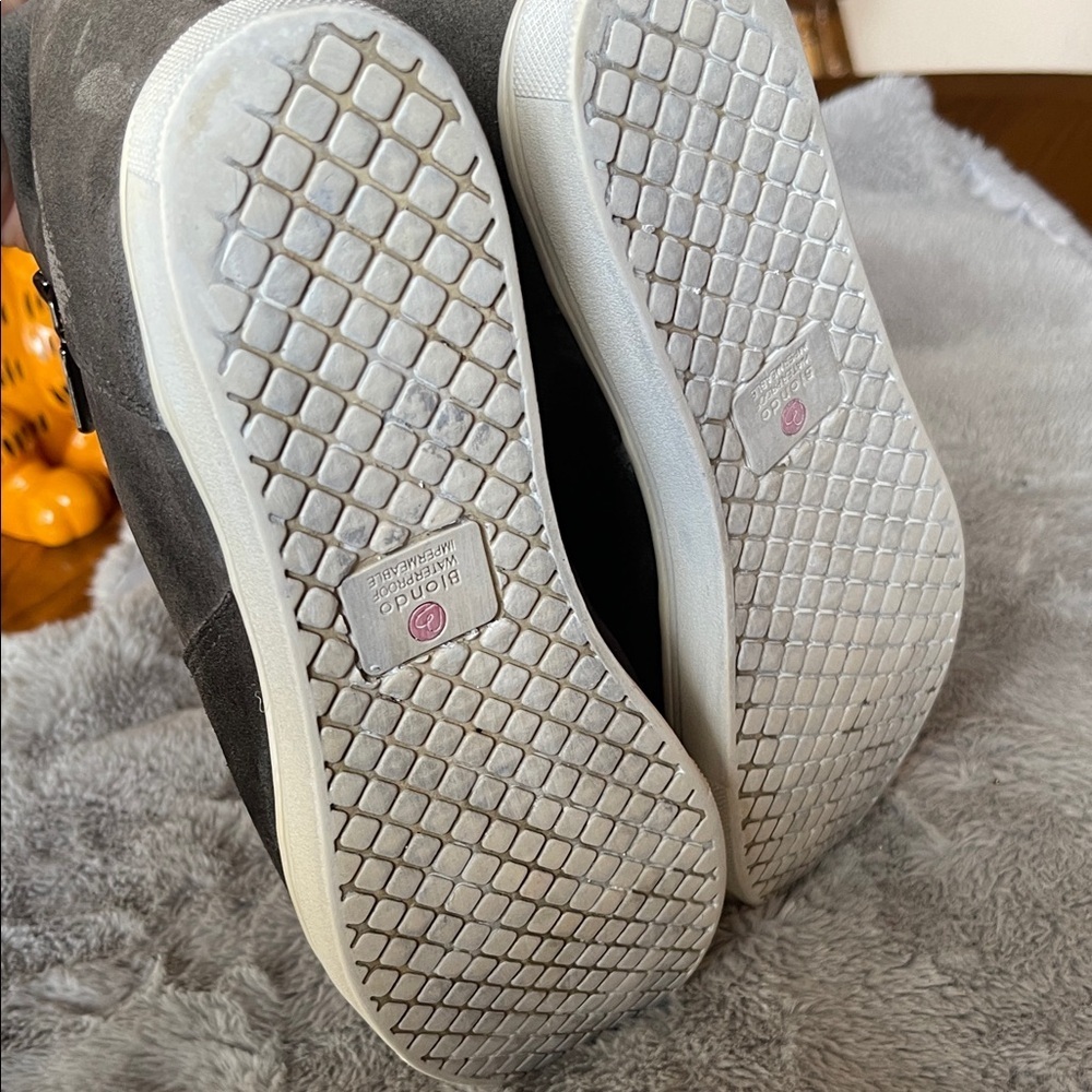 Gray Suede Ankle Boots with Zipper - Picture 4 of 5